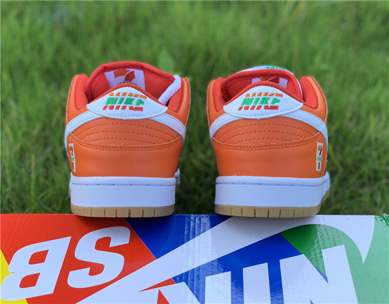Nike Men's & Women's Premium Low-Top Trainers — Style 109 hardware detail