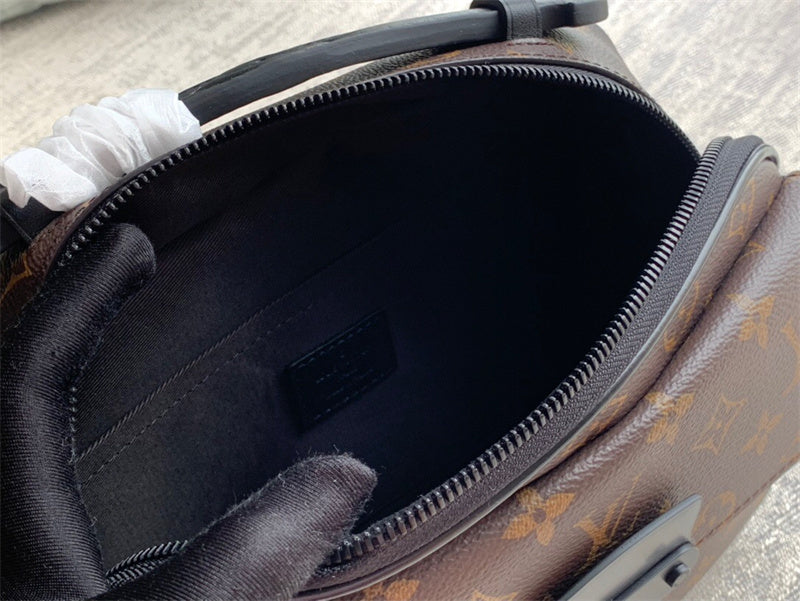  everyday bag close-up of hardware and finish