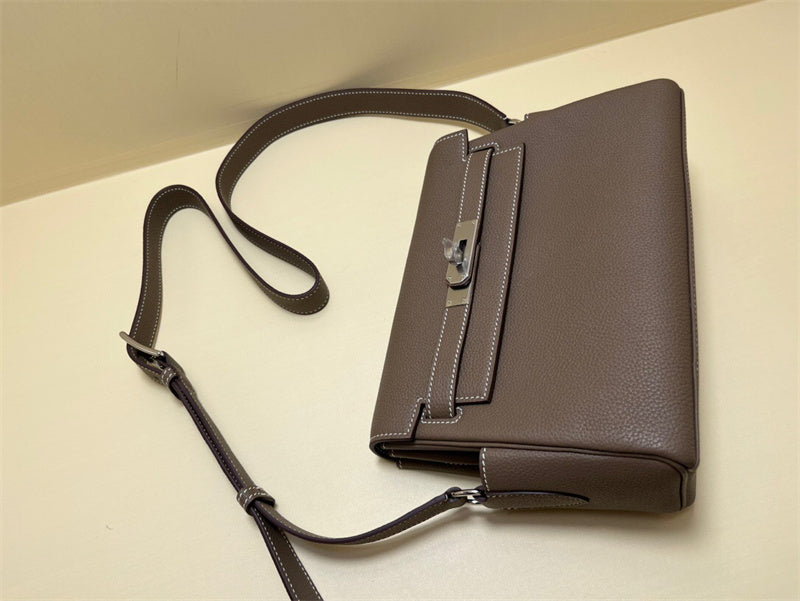  shoulder bag interior and compartment view 15