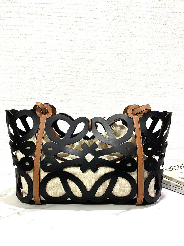 Ziva's Charm handbag – close-up view (42cm*15cm*25.5cm)