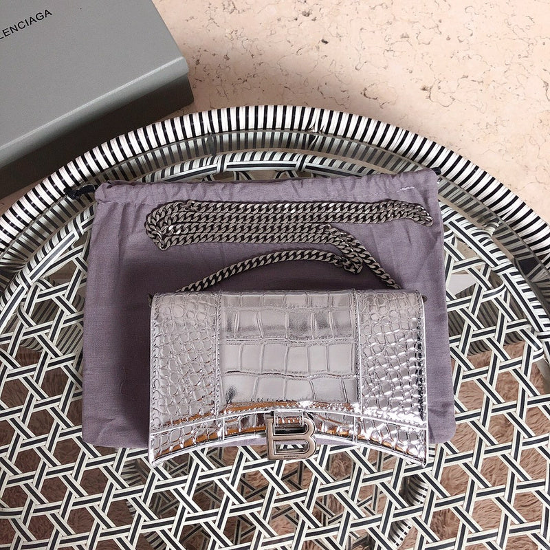 Side profile of polished everyday-luxe women's handbag – women's designer-style accessory