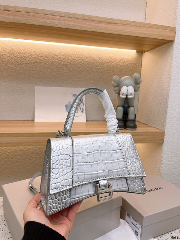 Ziva's Charm handbag – back view (one versatile size)