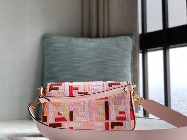 Ziva's Charm handbag – close-up view (27cm*6cm*15cm)