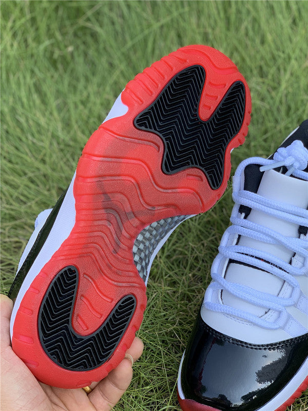Nike classic monochrome luxury sneakers view 8 retro runner design