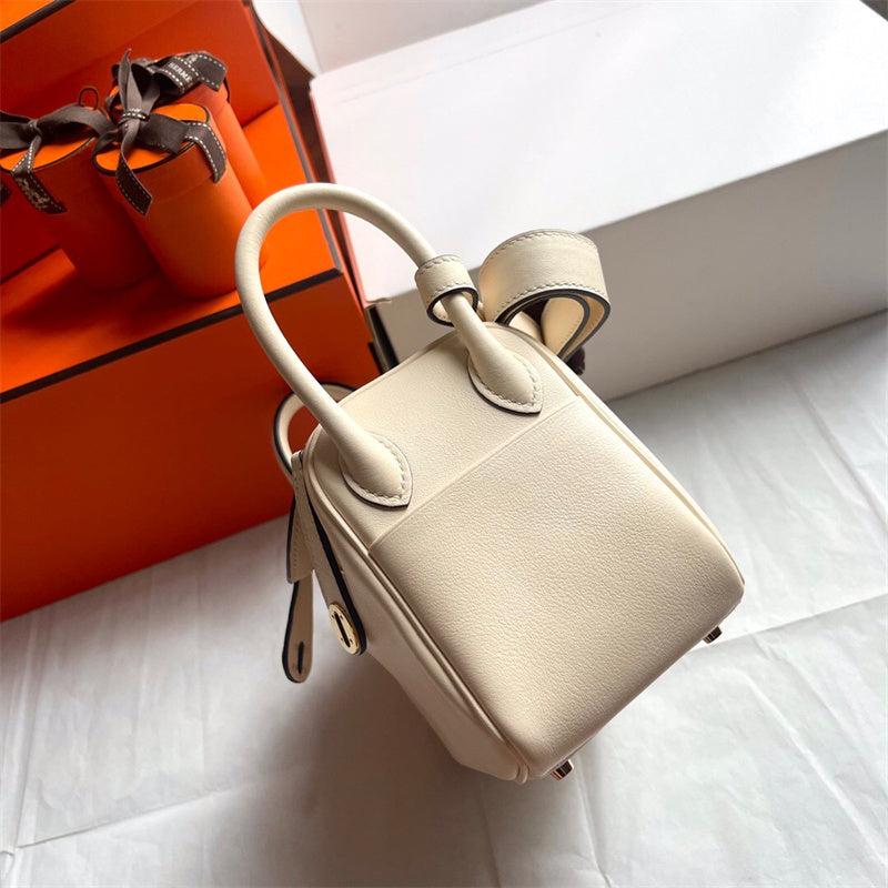  shoulder bag interior and compartment view 15