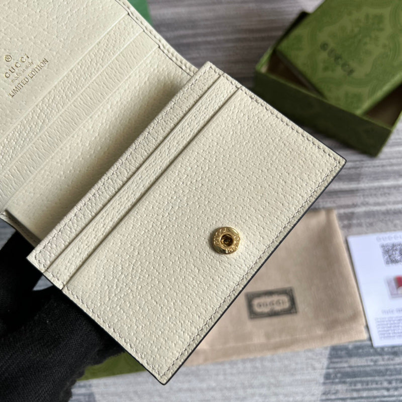 Close-up detail of sleek everyday-luxe women's handbag – women's designer-style accessory