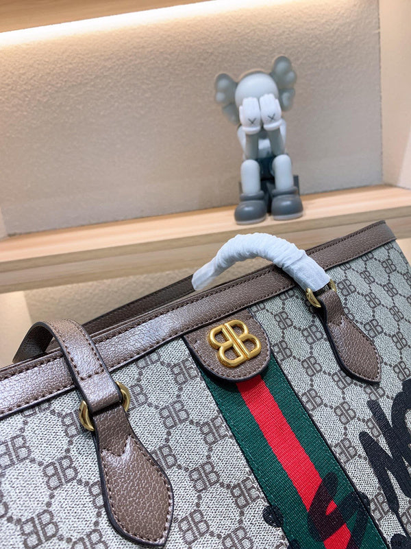 Ziva's Charm handbag – close-up view (one versatile size)