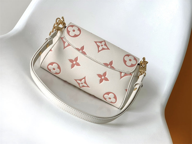  structured bag interior and compartment view 21