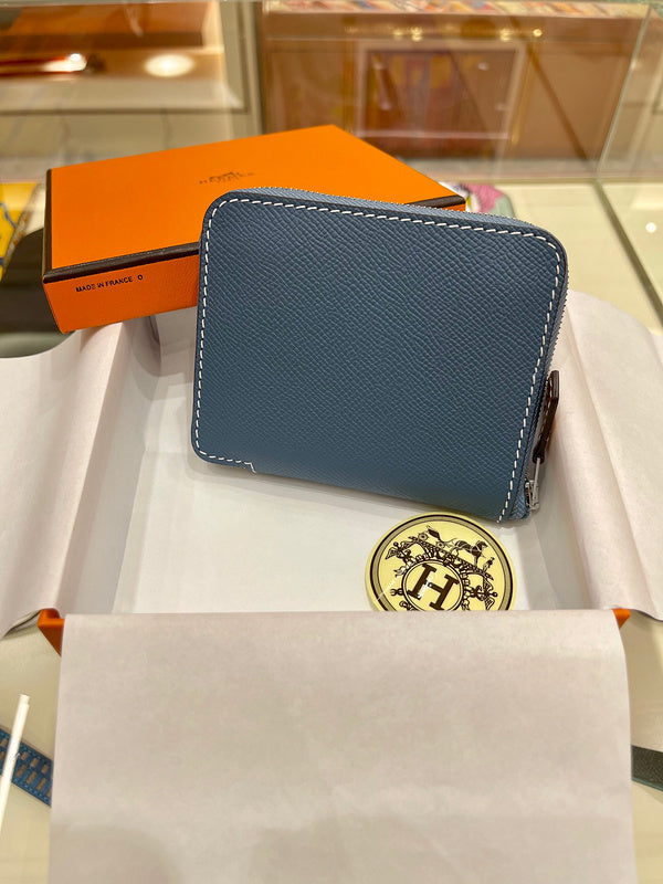 Side view of fluid structured handbag