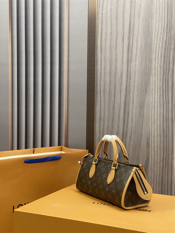  satchel interior and compartment view