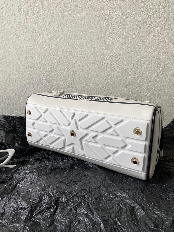Handle and strap detail of signature everyday-luxe women's handbag – women's designer-style accessory