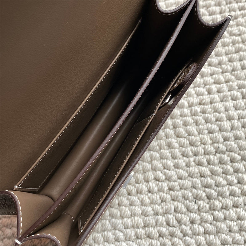 Streamlined handbag styled for everyday wear
