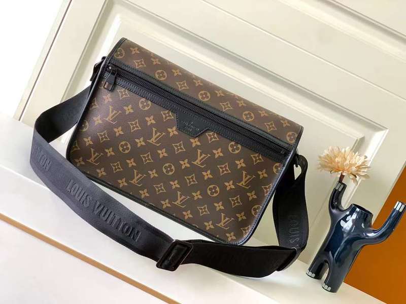 Interior view of structured signature women's handbag – women's everyday handbag