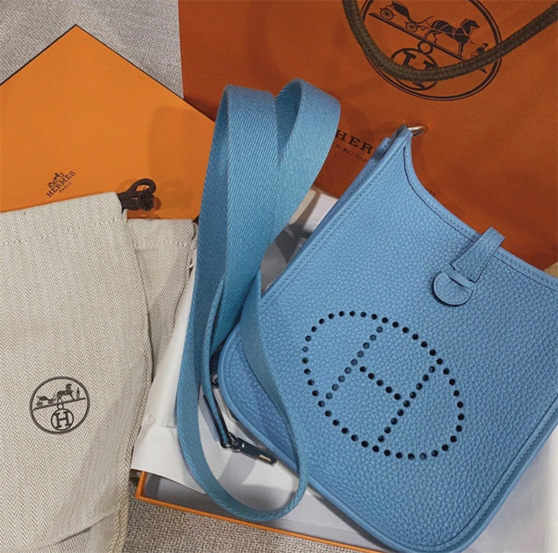  Minimalist shoulder bag carried on shoulder 10