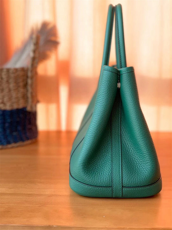  effortless tote bag styled with outfit