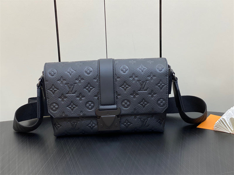  Chic crossbody bag carried on shoulder