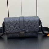  Chic crossbody bag carried on shoulder