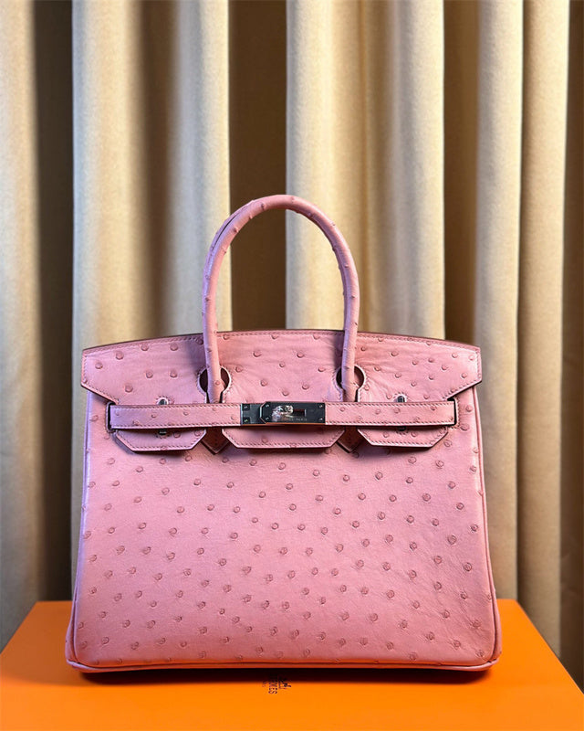  essential carryall bag styled with outfit 12