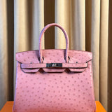  essential carryall bag styled with outfit 12