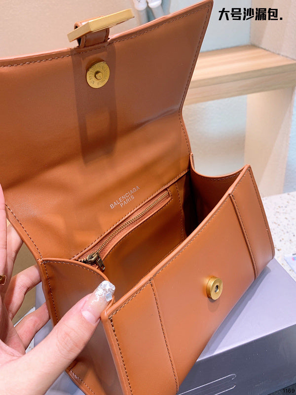 Ziva's Charm handbag – product shot (one versatile size)