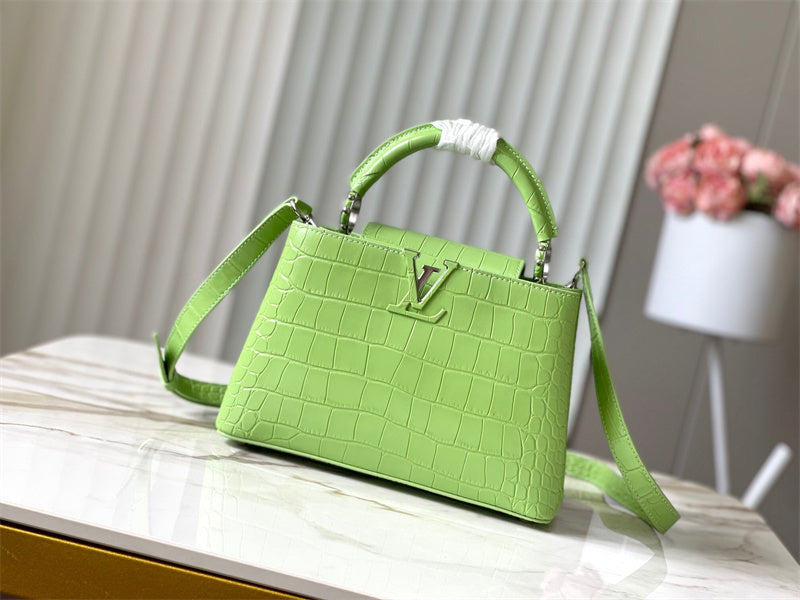  Tailored everyday bag front view