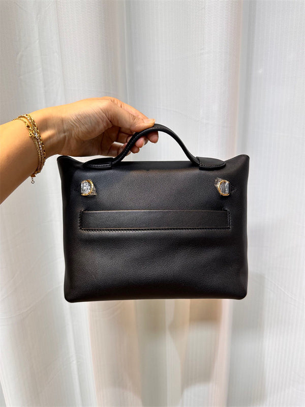  Statement carryall bag carried on shoulder