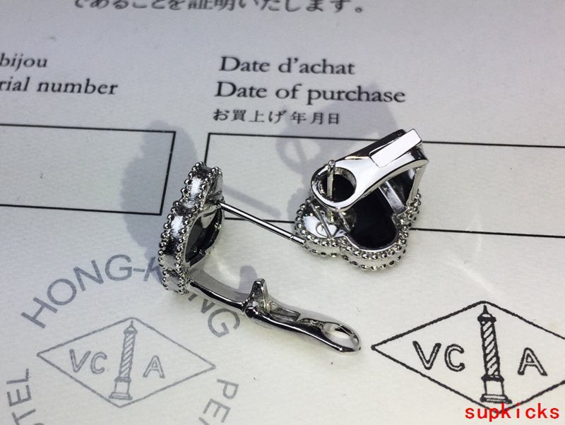 Angled view of Van Cleef & Arpels unisex jewelry piece