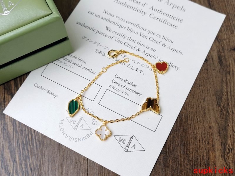Full view of Van Cleef & Arpels unisex jewelry piece