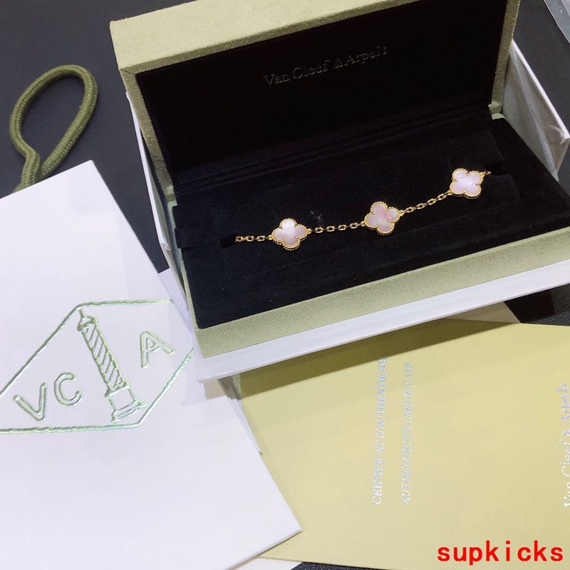 Front view of Van Cleef & Arpels unisex jewelry piece