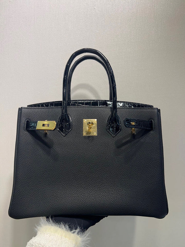Effortless handbag styled for everyday wear
