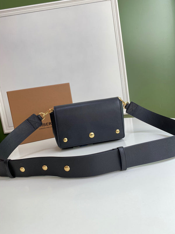 Ziva's Charm handbag – front view (one versatile size)
