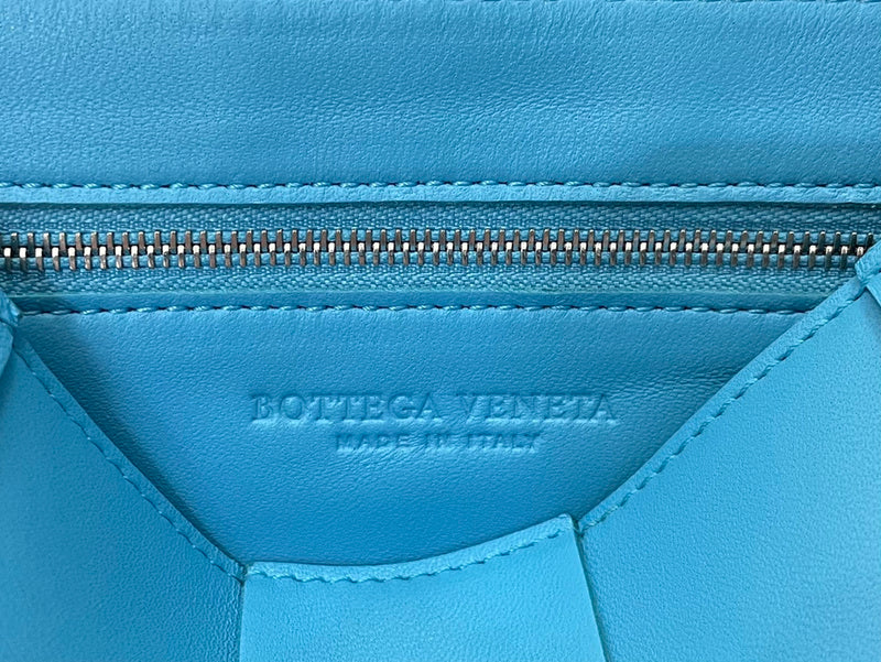 Bold Premium PU Leather Handbag - Polished Finish | Women's Luxury Handbag #1621 - close-up detail shot (image 3) of designer-inspired handbag