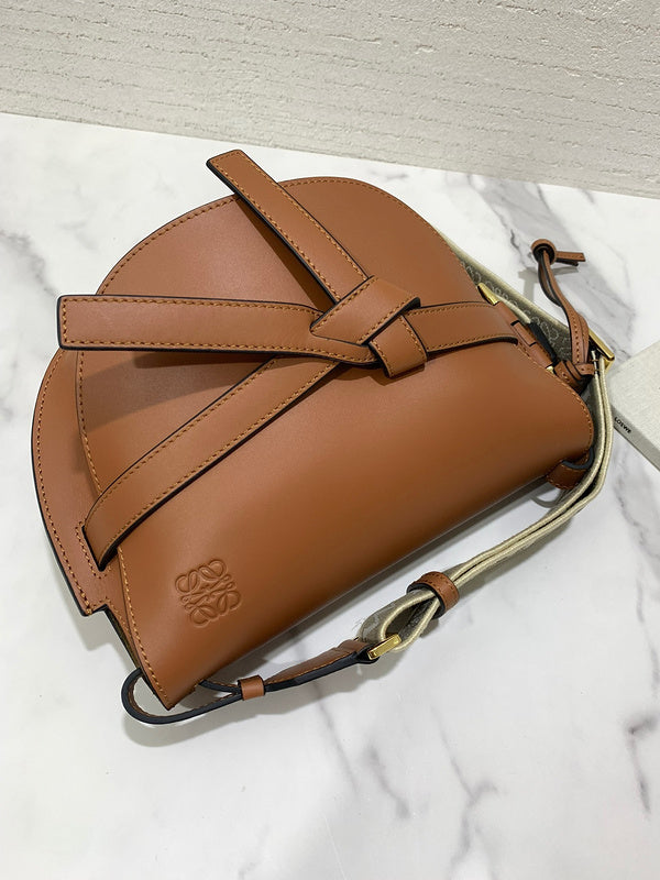 Ziva's Charm handbag – product shot (20cm*19cm*11.5cm)