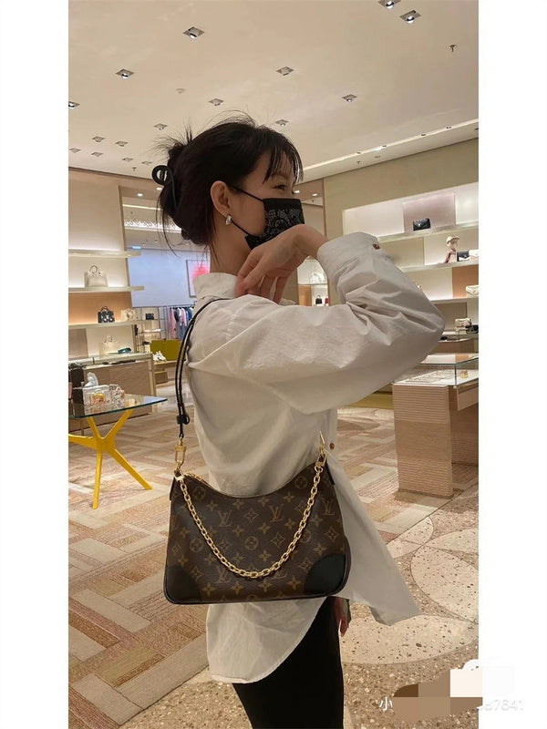  Graceful shopper bag carried on shoulder