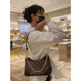  Graceful shopper bag carried on shoulder