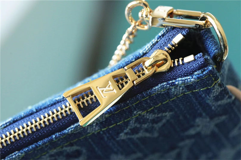  effortless everyday bag detail view showing craftsmanship 8