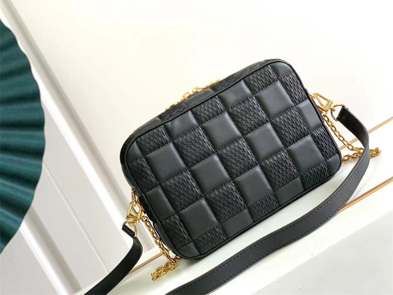  Refined everyday bag carried on shoulder 40
