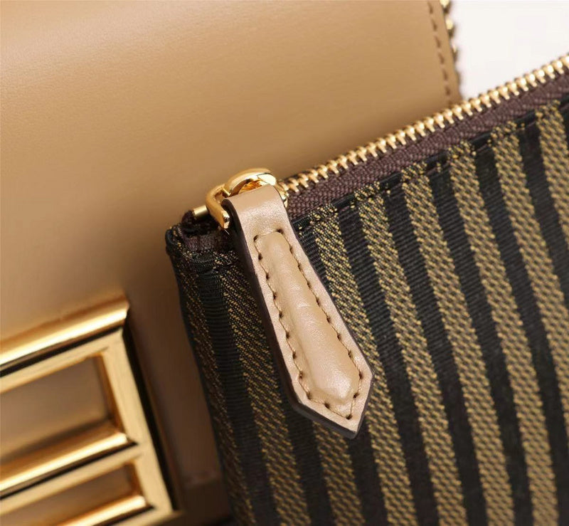 Ziva's Charm handbag – close-up view (Standard Size)