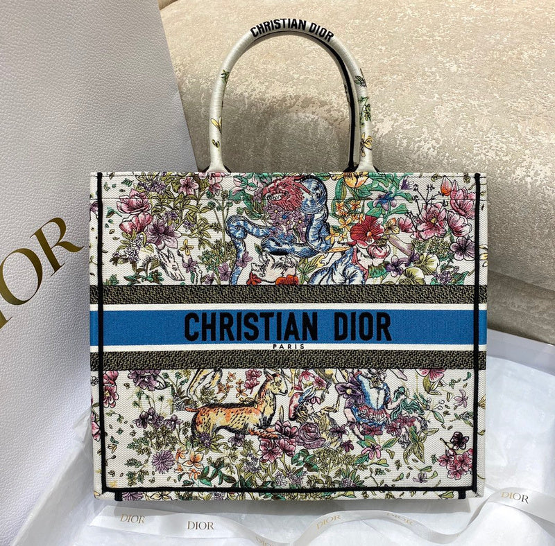 Close-up detail of refined signature women's handbag – women's designer-style accessory