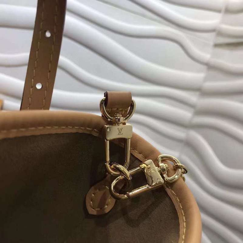 Side profile of premium structured women's handbag – women's luxury accessory