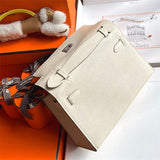  Sophisticated shoulder bag front view 25