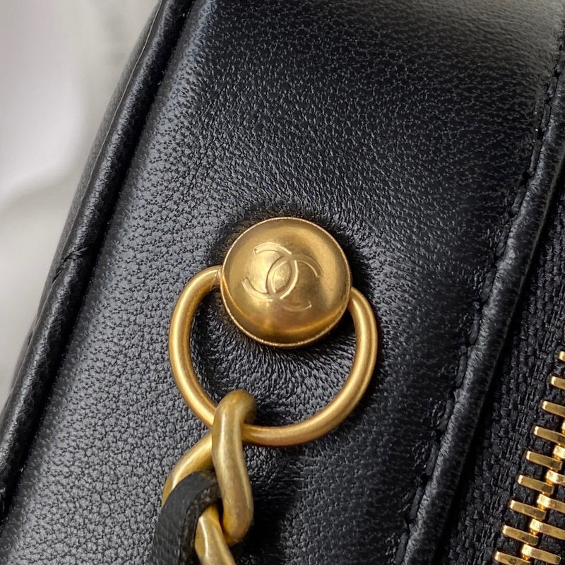  handbag, compact everyday style, image 2