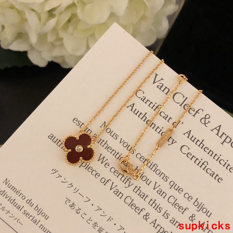 Angled view of Van Cleef & Arpels unisex jewelry piece