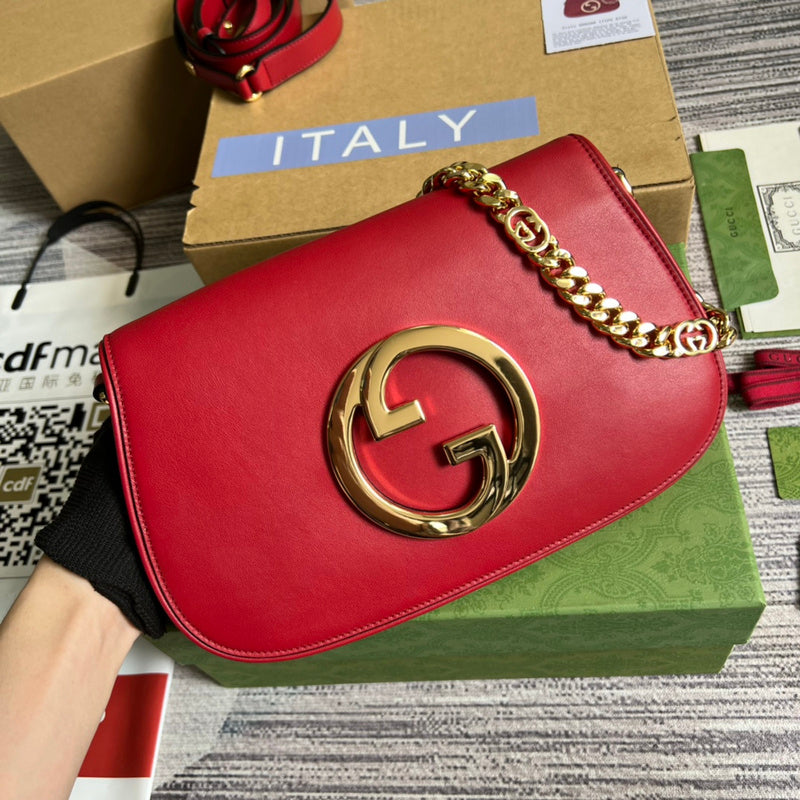 Handle and strap detail of sleek classic women's handbag – women's statement bag