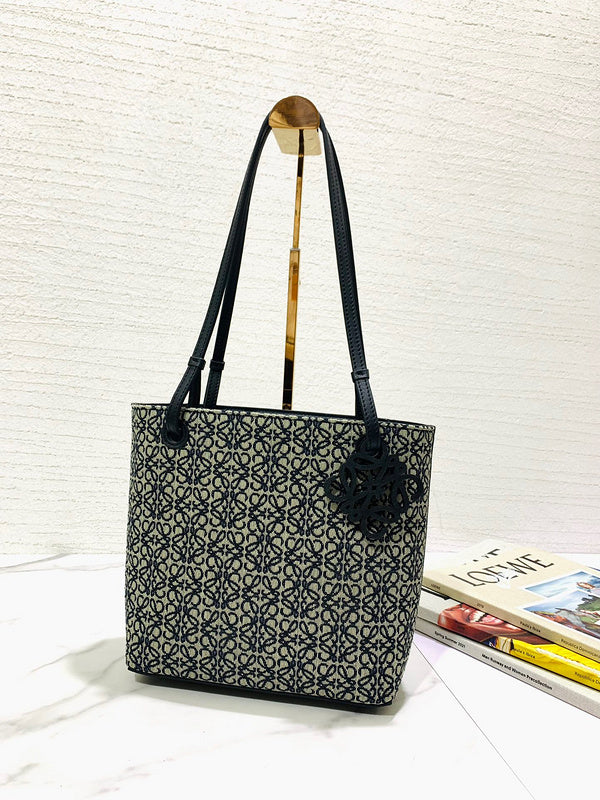 Ziva's Charm handbag – detail view (21cm*10cm*22cm)