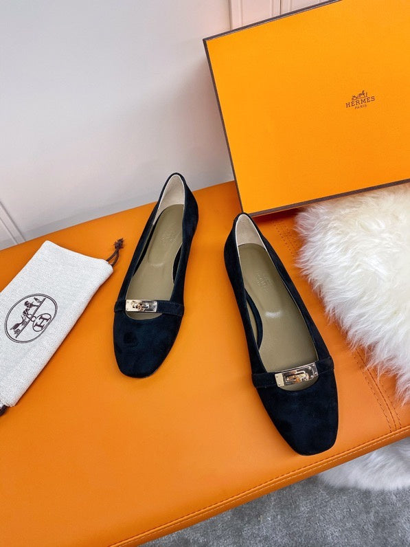 Hermès Camel Ankle Strap Heels - Toe Detail View
