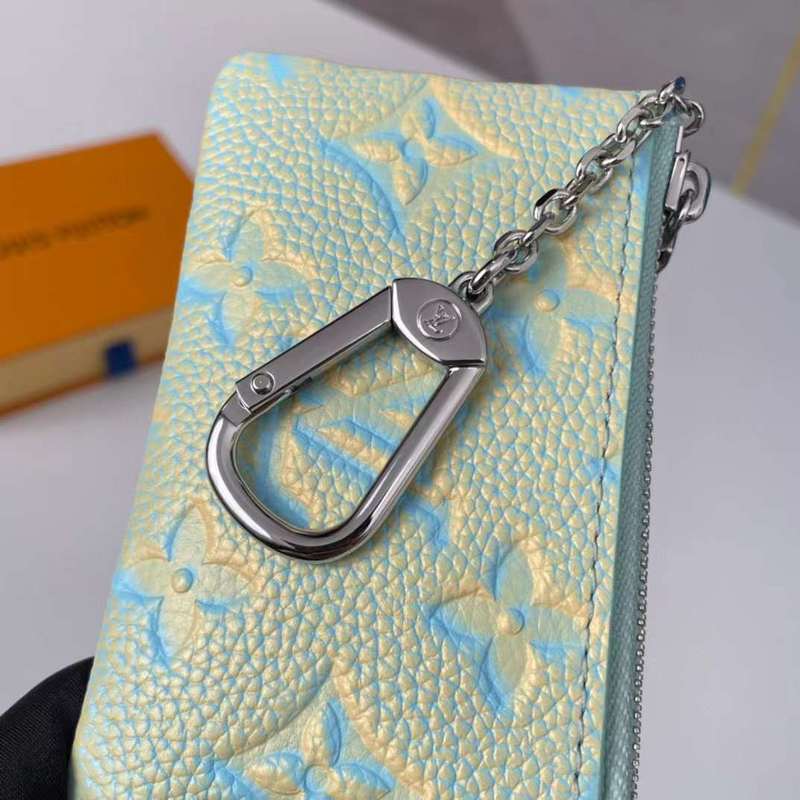 Handle and strap detail of everyday-luxe polished women's handbag – women's luxury handbag