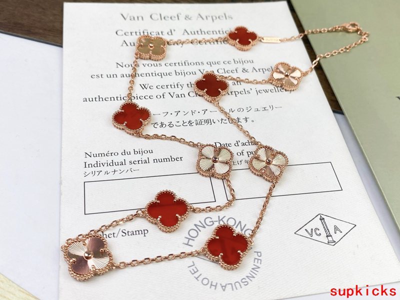 Side view of Van Cleef & Arpels unisex jewelry piece