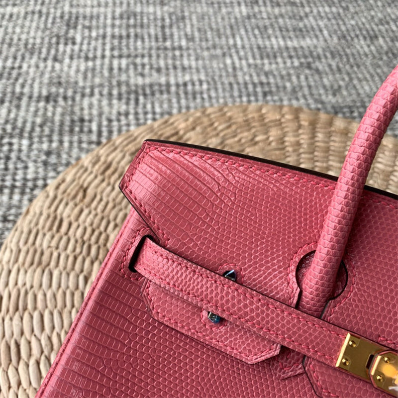 modern carryall bag styled with outfit