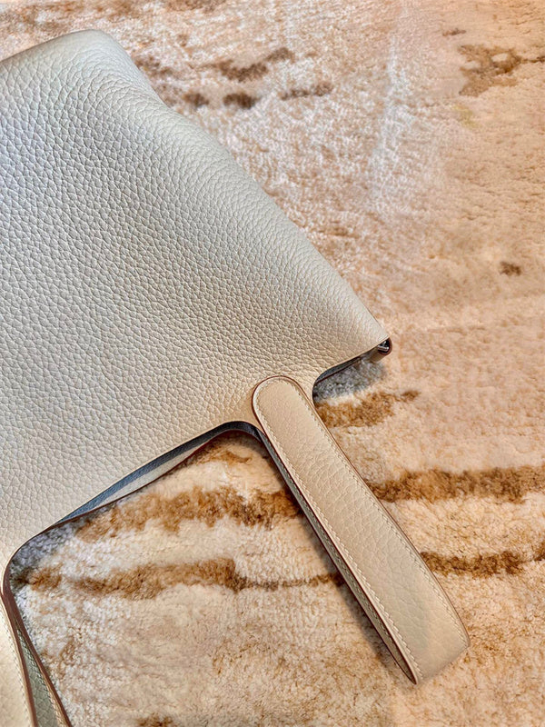  modern shoulder bag detail view showing craftsmanship 8